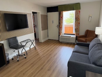 Suite, 1 Queen Bed, Non Smoking (with Sofabed)