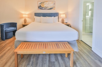 Studio, 1 King Bed (Bahama, Partial View)