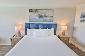 Room, 1 King Bed (Pool View)
