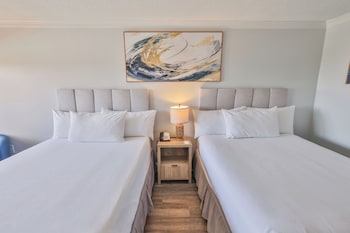 Room, 2 Queen Beds, Pool View