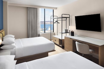 Guest room, 2 Queens, Harbour View