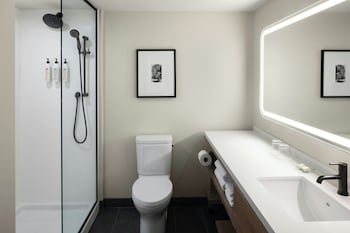 Guest Room 1 King, Harbour View