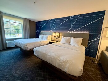 Business Studio Suite, 2 Queens Beds with Sofa Bed