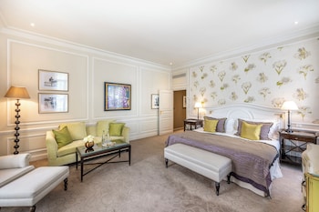 Suite, city or courtyard view