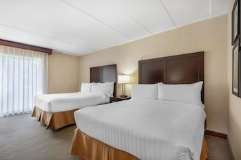 Standard Room, 2 Double Beds, Accessible, Bathtub