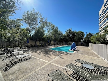 Standard Room, 1 King Bed, Pool View
