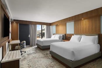Standard Room, 2 Queen Beds, Non Smoking, Poolside