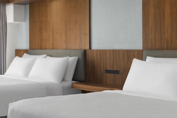 Standard Room, 2 Queen Beds, Non Smoking, Poolside