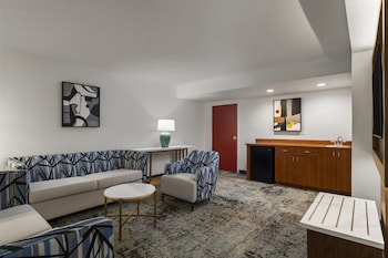 Suite, 1 King Bed, Non Smoking (with Single Sofabed;Larger Room)
