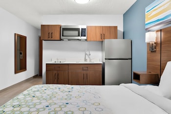 Studio, 1 Queen Bed, Mobility Accessible, Non Smoking