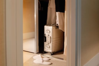 King Executive Suite w/ Lounge Access