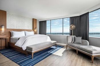 Studio Suite, 1 King Bed, Lake View, Corner