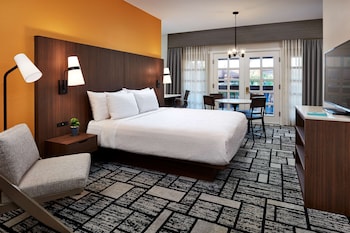 Suite, 1 King Bed, Non Smoking, Jetted Tub (Living Room)