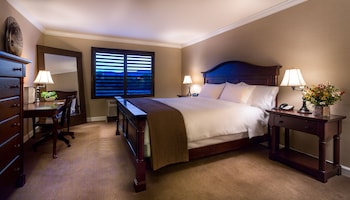 Suite, 1 King Bed, Pet-Friendly