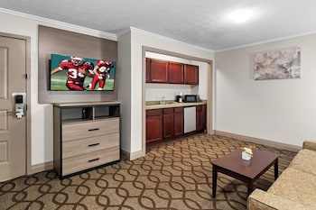 Suite, 2 Bedrooms, Non Smoking, Jetted Tub (1 King Bed)