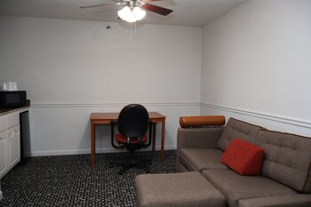 Non-Smoking 2 Bed Suites