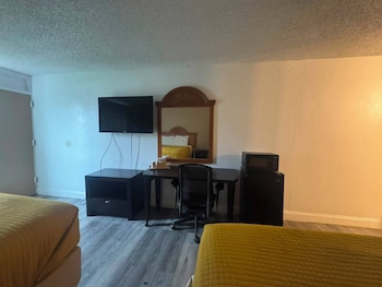 Room, 2 Queen Beds, Smoking