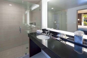 Suite, 1 King Bed, Poolside
