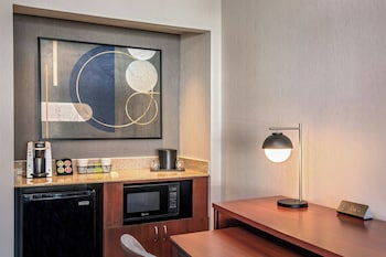 Suite, 1 Bedroom, Hearing Accessible (Mobility Accessible with Bathtub)