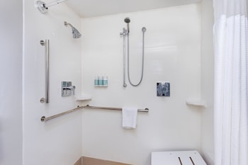 Room, 2 Queen Beds, Hearing Accessible (Roll-in Shower)