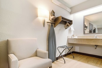 Superior Room, 1 King Bed (Smoke Free)