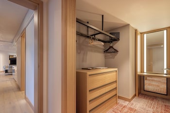 Executive Room, 1 King Bed, Balcony, Annex Building