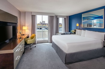 Suite, 1 King Bed, River View (Accessible)