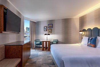 Room, 1 King Bed, Accessible, River View (Hearing, Roll-In Shower)