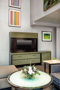 Suite, 1 King Bed, River View (Accessible)