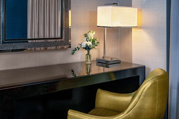 Suite, 1 King Bed, River View