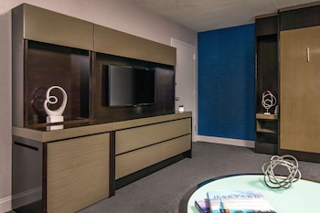 Suite, 1 King Bed, River View