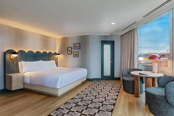 Deluxe Room, 1 King Bed, River View (East Tower)