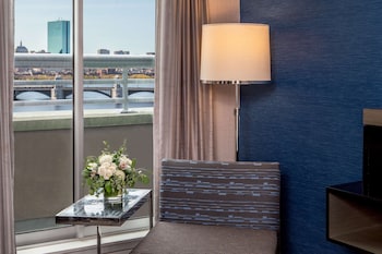 Suite, 1 King Bed, River View (Accessible)