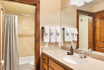 Premier Condo, Fireplace (Montaneros 317)