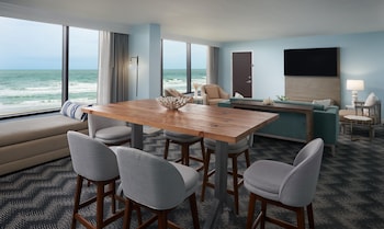 Suite, 1 King Bed, Oceanfront