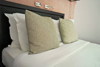 Classic Room, 1 Queen Bed, Courtyard View, Courtyard Area