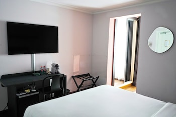Classic Room, 1 Queen Bed, Courtyard View, Courtyard Area