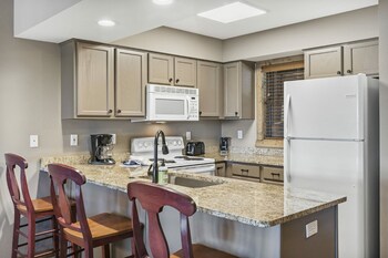 2-BD Lake View Condo - Penthouse Suite - 1511