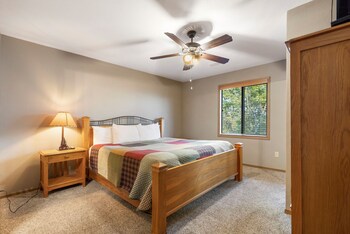 2-BD Waterfront Penthouse Condo 611