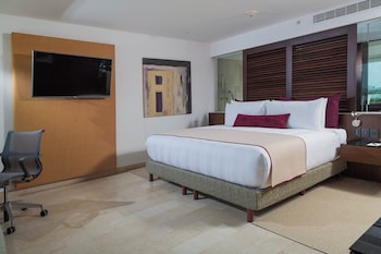 Classic Room, 1 King Bed, Lagoon View