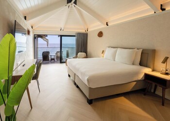 Deluxe Room, Oceanfront (Blues)