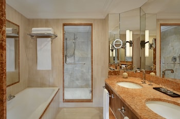 Executive Suite, 1 Bedroom, Resort View (Corner)