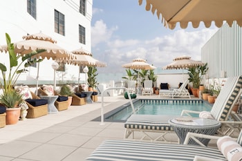 Deluxe Room, 1 King Bed, Pool View, Poolside