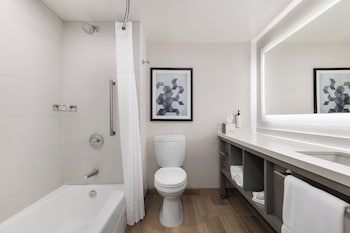 Standard Room, 2 Queen Beds (Tub)