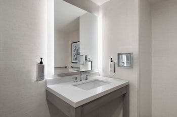 Suite, 1 Bedroom, Mobility Accessible, Lake View