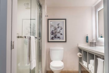 Standard Room, 1 Queen Bed, Accessible (Communications Accessible)