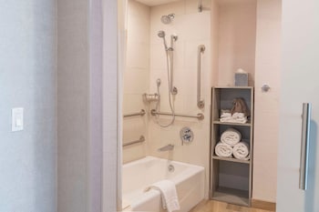 Standard Room, 2 Queen Beds, Accessible Bathtub (Communications Accessible)