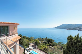 Suite, Hill View (Hillside Rooftop)