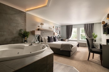 Deluxe Room, 1 Double Bed, Jetted Tub, Garden View
