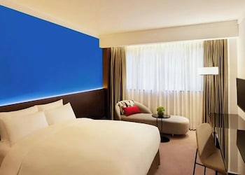 Premier Queen Room